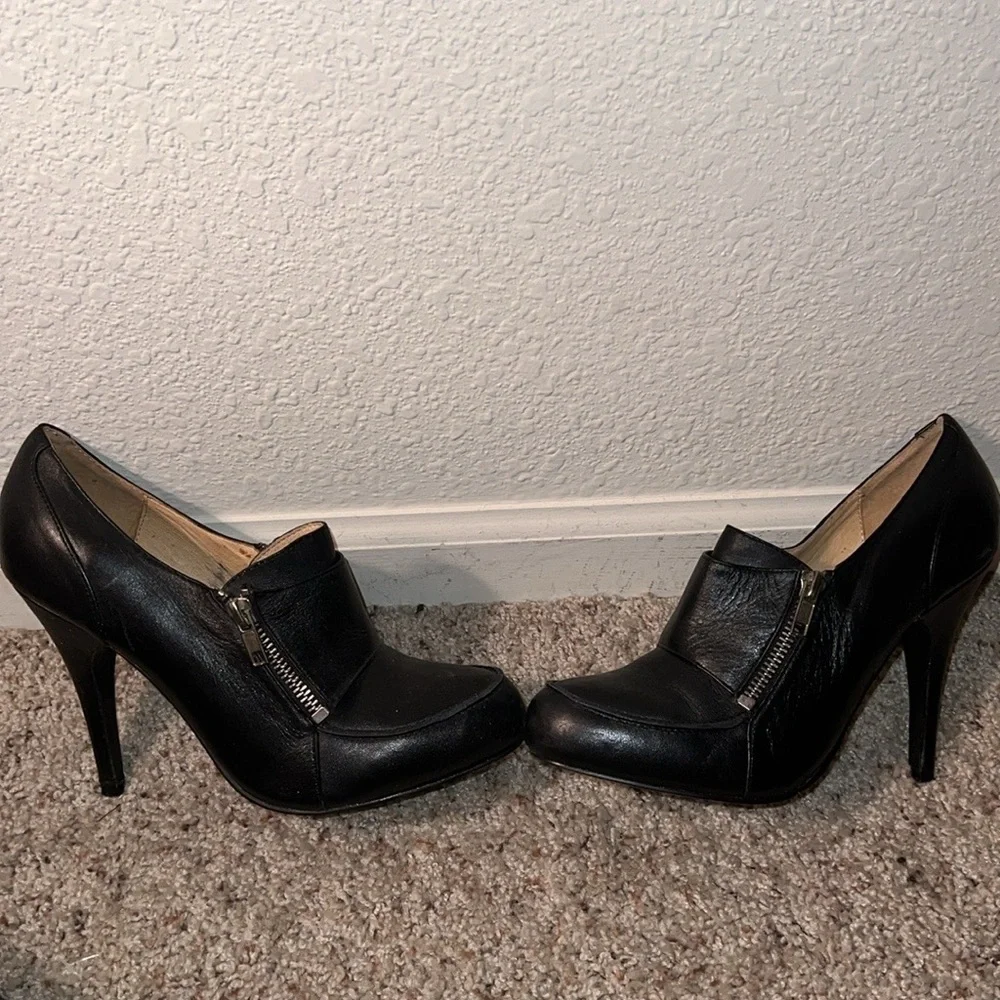 Two Lips Women’s Black Leather 2 Zip Closure 4” Heel Stilettos Size 7.5